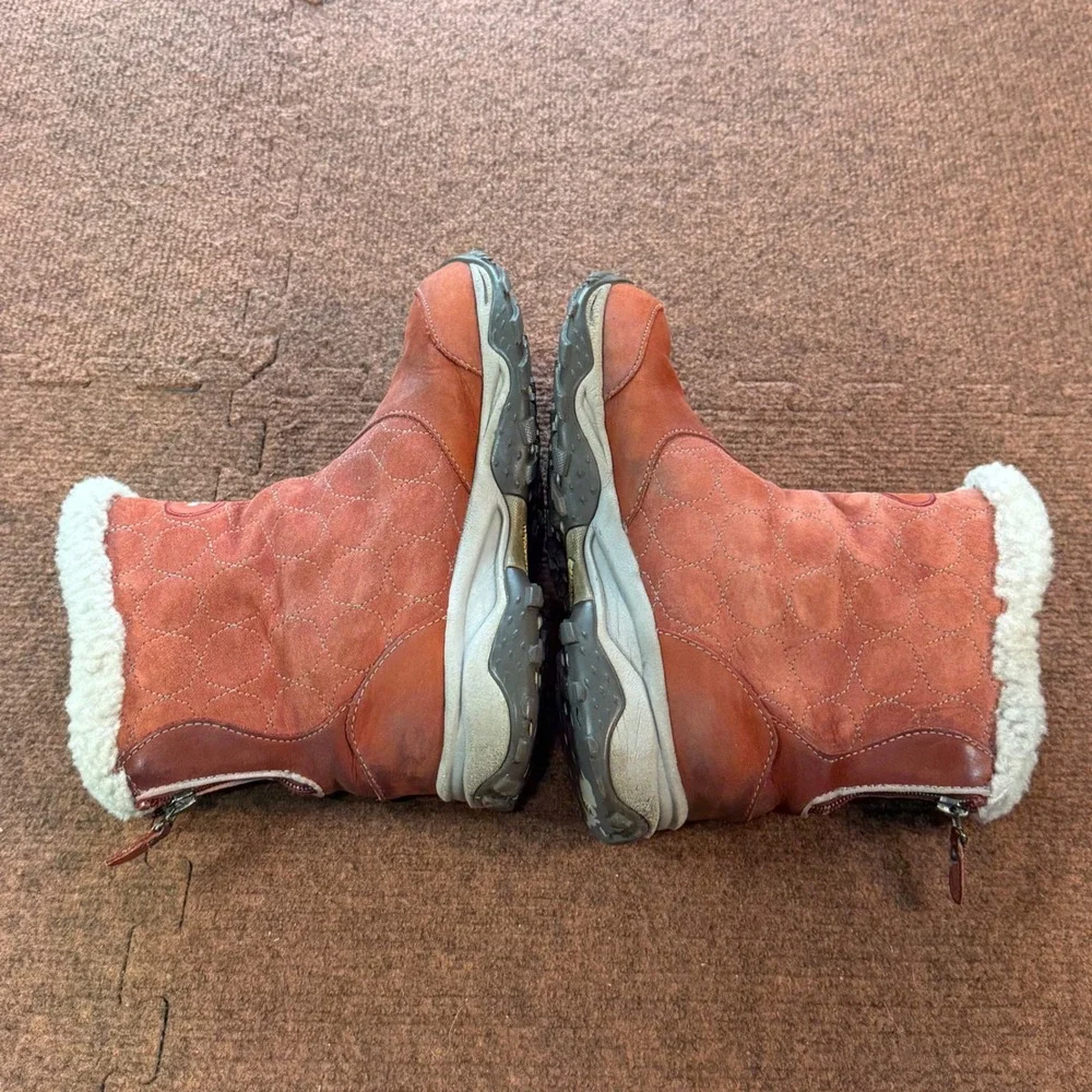 A- The North Face Red Suede Leather PrimaLoft Winter Boots Women 8 AYX8 54B T177
